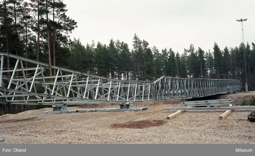 Krigsbro 8 (KB 8) under konstruktion med lanserings rullar.