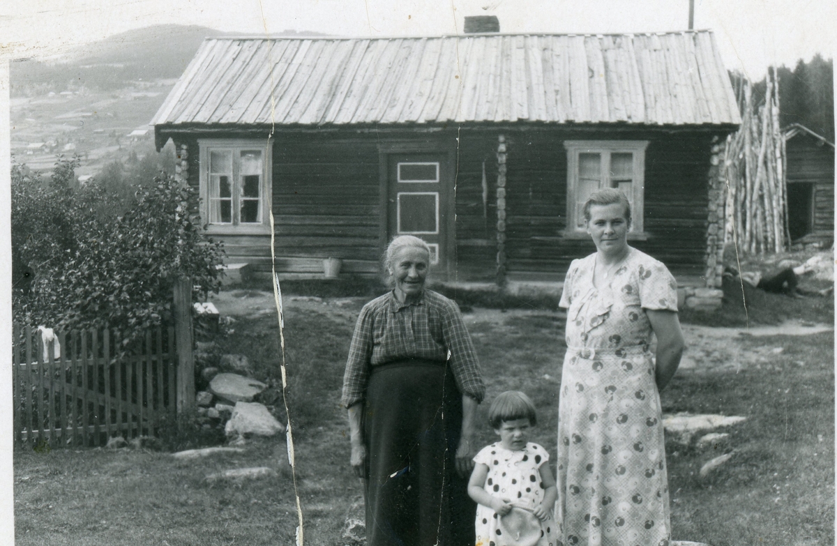 Foran stugu i Trondehuse. Frå v.: Ingebjørg Bjørnsdtr. Berget, Else Marie Karstensdtr. Hovde og Ester Grønvold. Ca 1935