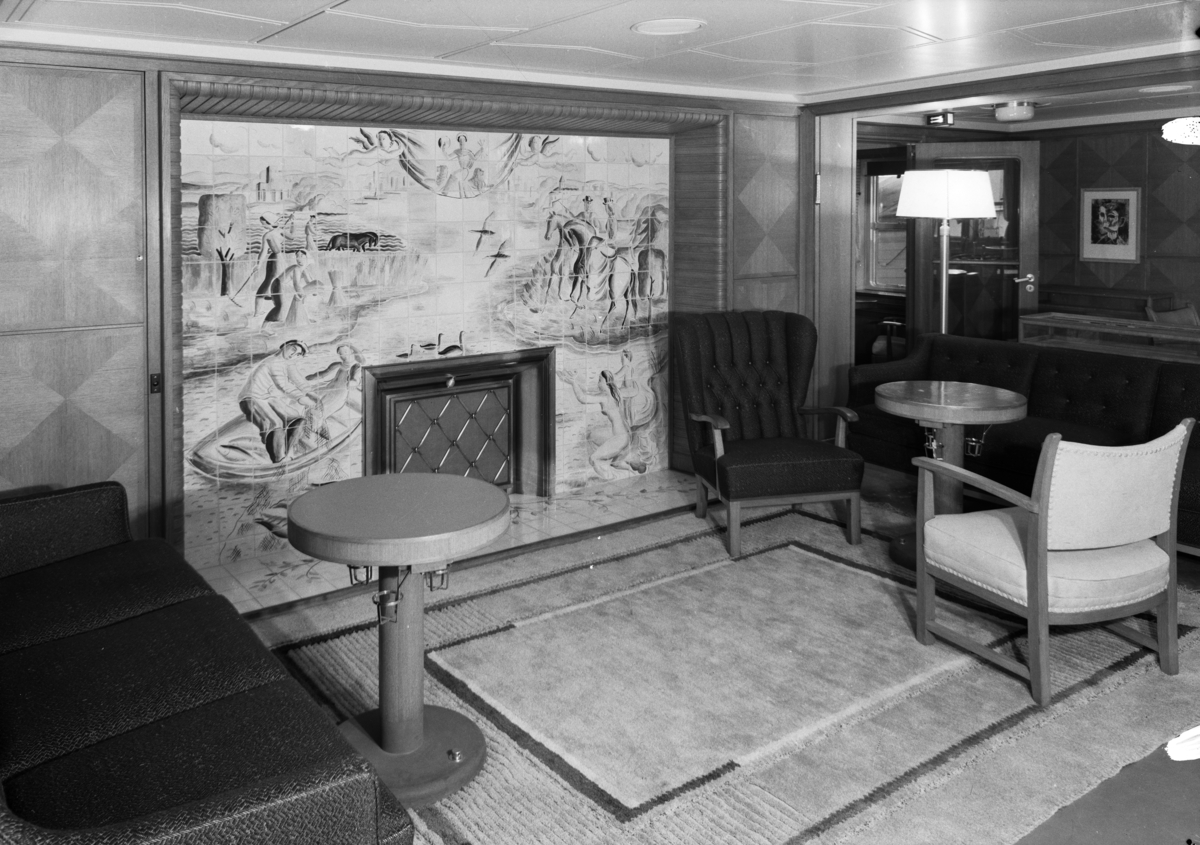Salong, "Cabin røkesalong" på MS "Oslofjord", sjøsatt 1938. Flisene til kaminen var dekorert av Lalla Hvalstad og Lilli Scheel. Gulvteppet var vevd av Tora Quiller.