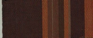 Vävprov till rutig duk vävd i tuskaftsteknik. Varp randad av brunt, marinblått, ljusbrunt, gult, orange, grönt och svart bomullsgarn16/2. Till inslag brunt dubbelspolat lingarn 16. ACVLH 1137:6 med måtten l=88 mm och b=380 mm har likadan varp som ovan men är vävd i liksidig kypert med rödbrunt dubbeltspolat lingarn 16.