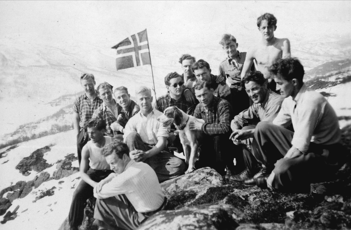 Gruppe med menn fotografert på "Blåhatten" (Blåfjellet), 17. mai 1942.