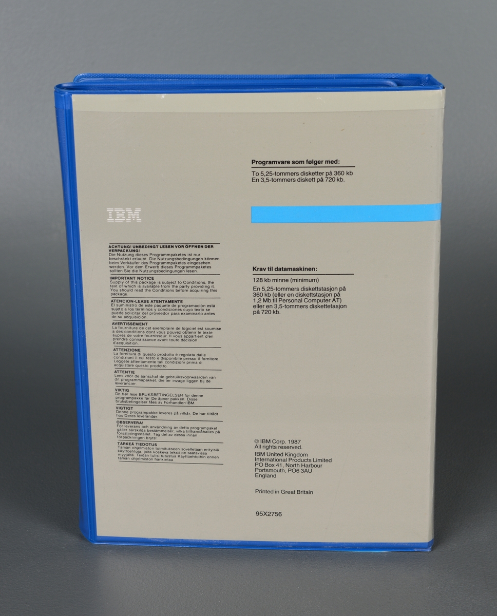 En plastperm med installasjonsprogram for IBM DOS. Inneholder én 3,5-tommers diskett og to 5,25-tommers disketter som ligger i pappbeskyttelse. Permen inneholder også to brukermanualer, én på engelsk og én på norsk. Hovedfargene på permen er er grå, blå, og sort.