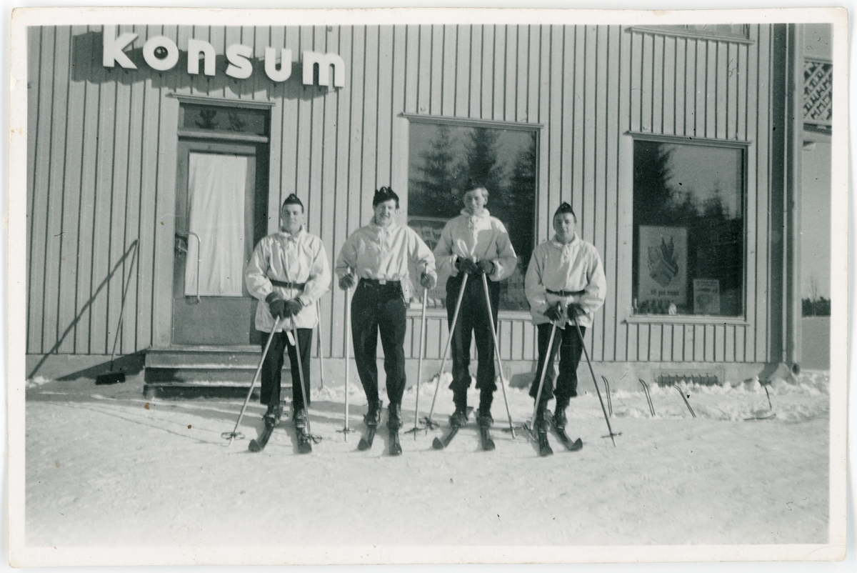 Militärer på skidor framför Konsumbutik, Uppland