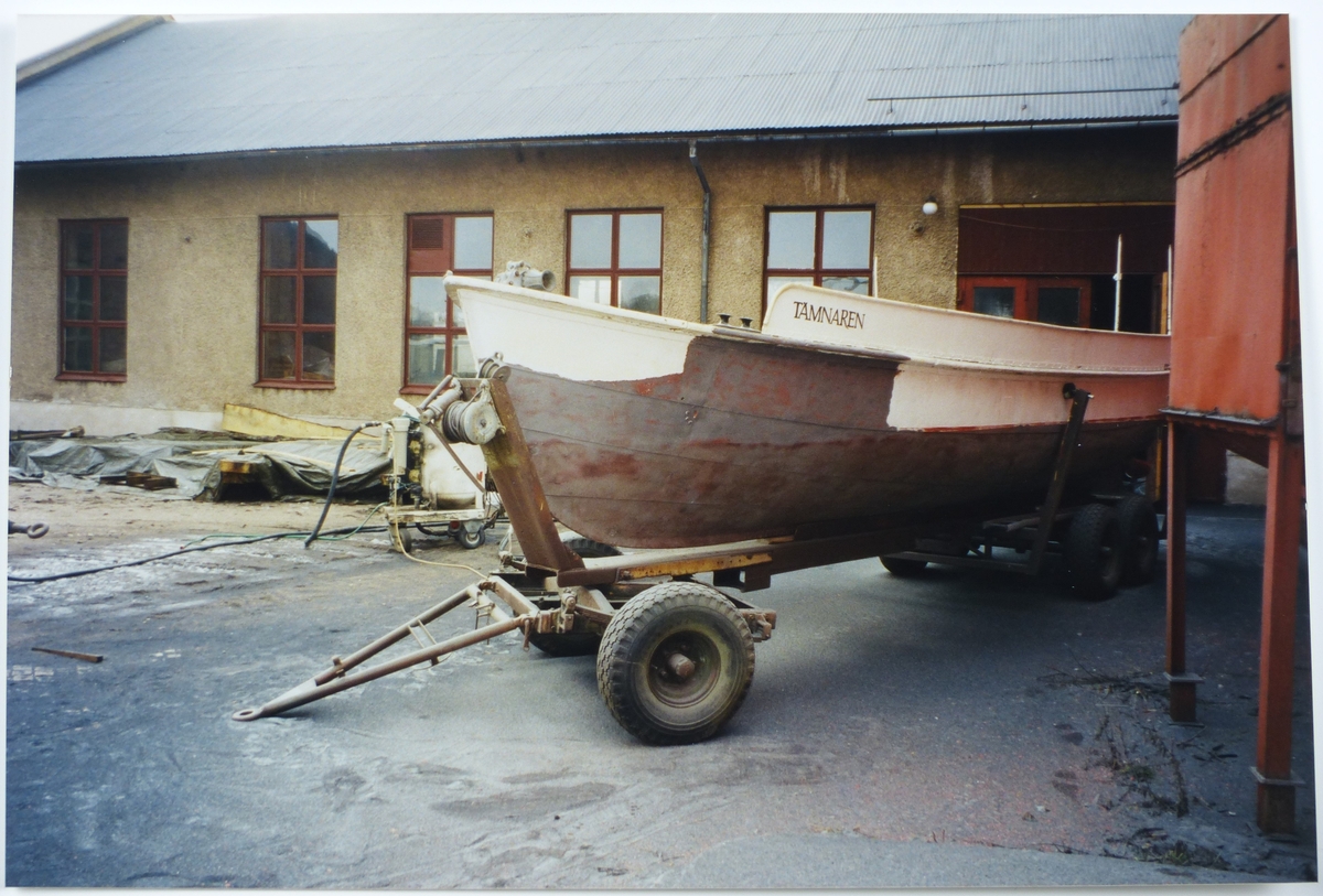 Båten Tämnaren utanför Mekaniska verkstaden och Renseriet.