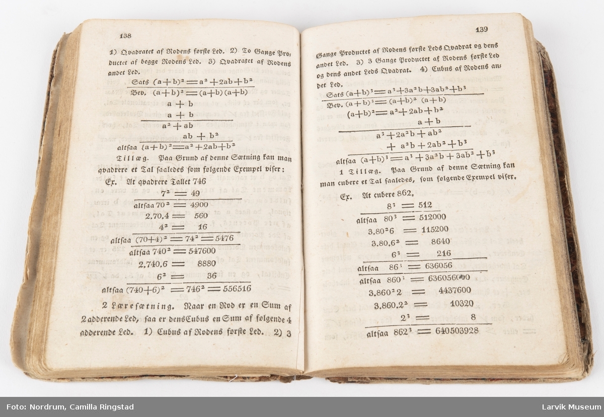 Bok om Matematikk

På innsiden av permen står følgende signaturer:
Jens Kragh Christiansen 1845 - Laurvig.
E. Christiansen 1851 - Laurvig.