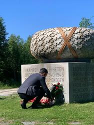 Kulturminister Abid Raja legger ned krans ved minnemonumentet i Trandumskogen (Foto/Photo)