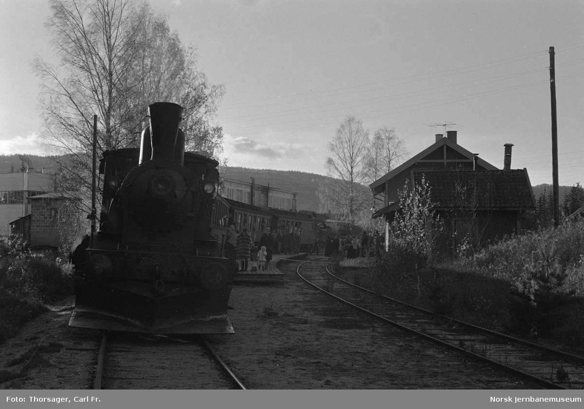 Damplokomotiv 21b 252 med Norsk Jernbanklubbs veterantog på Sysle stasjon