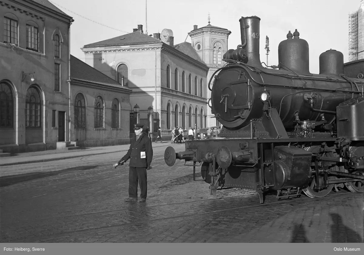 Havnebanen, lokomotiv, mann med bjelle, Vestbanestasjonen