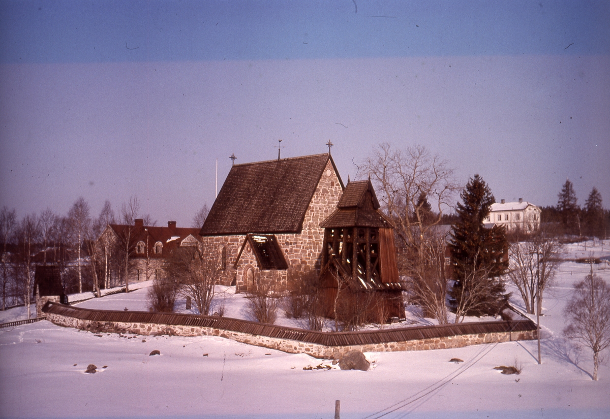 Trönö gamla kyrka med klockstapel i snö.