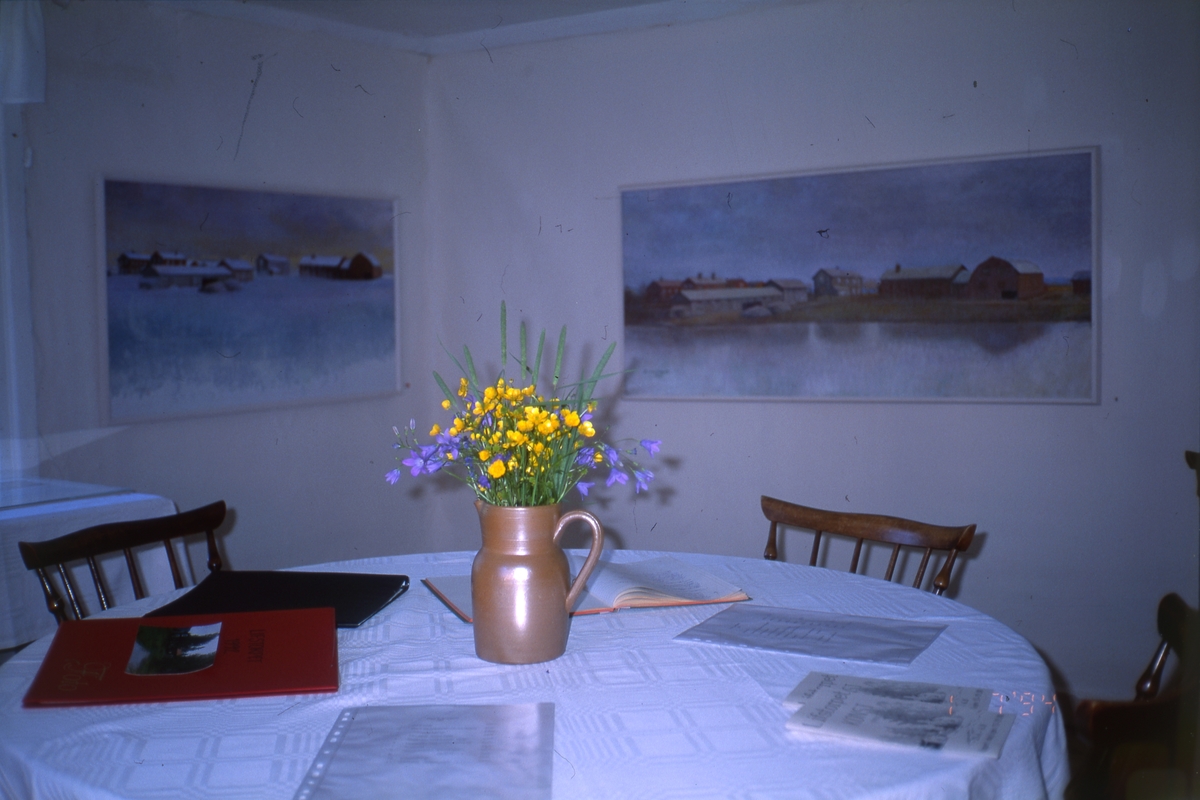 Liten utställning med målningar föreställande gårdar, kanske på Sunnanåker 1994.