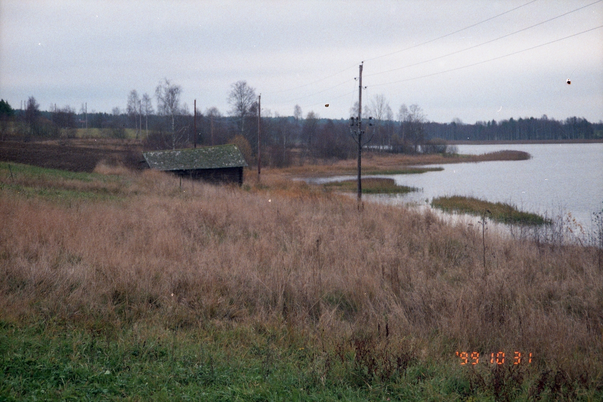 Liten lada intill en sjö, 31 oktober 1999.