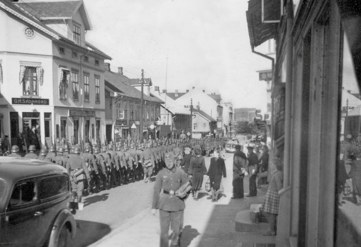 ke soldatere marsjerer ned Storgata i Gjøvik i vårdagene 1940