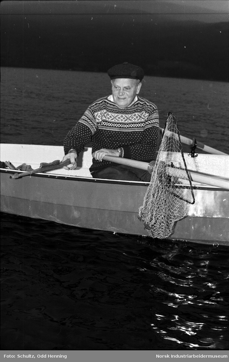 Mann på fisketur i robåt.