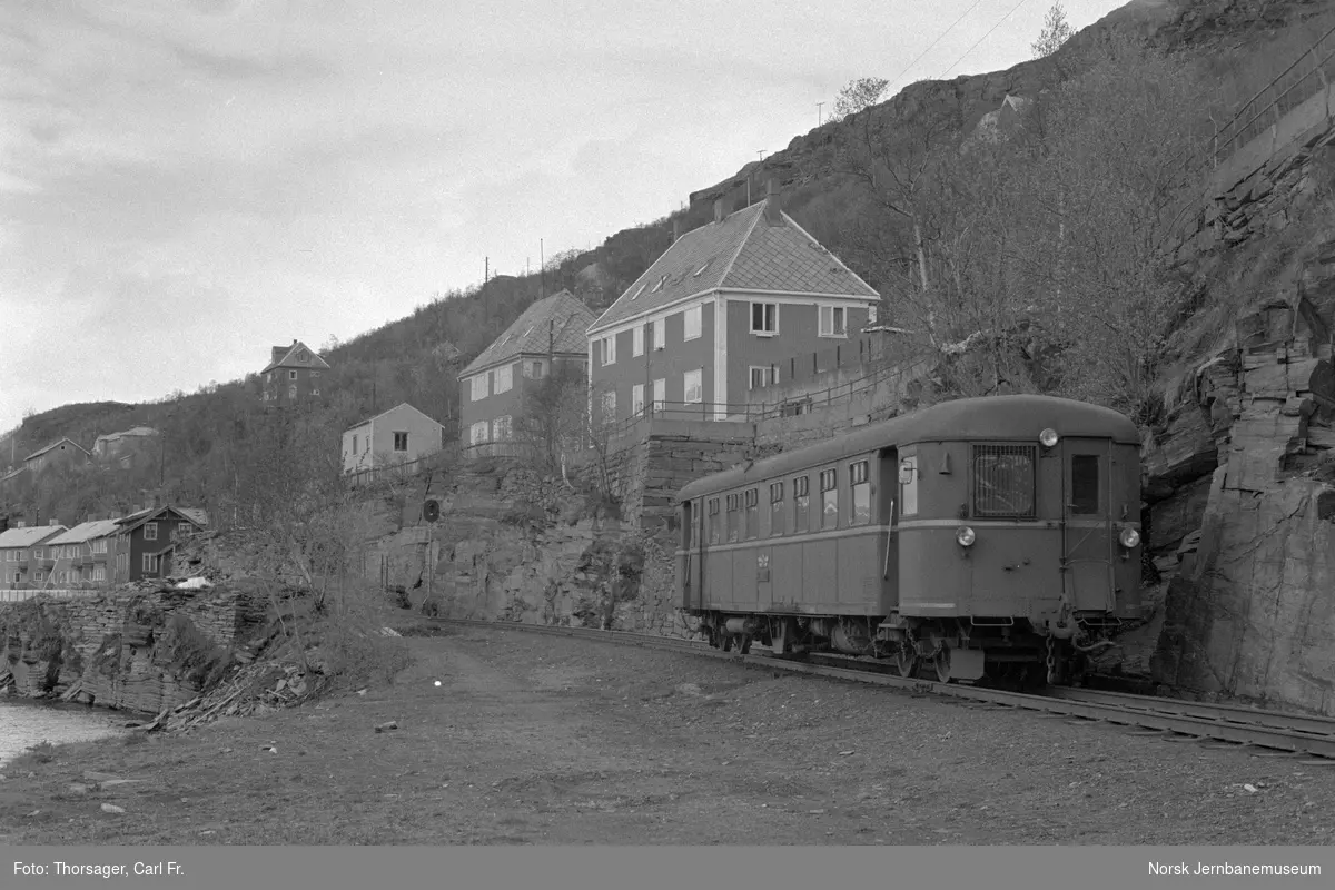 Sulitjelmabanens dieselmotorvogn SULITELMA kjører ut fra Sulitjelma stasjon