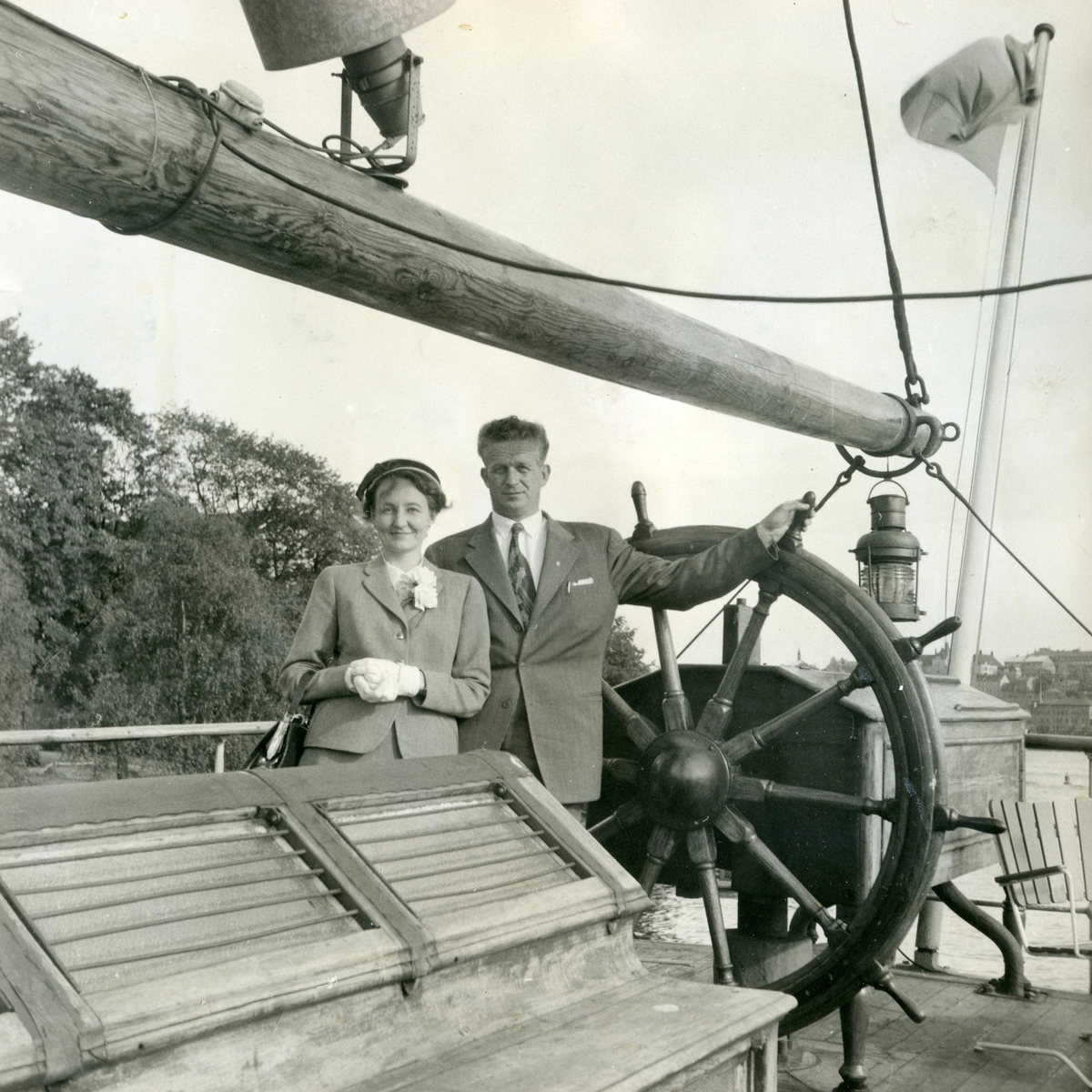 Mary Ekman (1920 - 1988, född Ekdahl) och maken Björn Ekman (1913 - 1992) står på en segelskuta, troligtvis 1960-tal. Okänd plats.