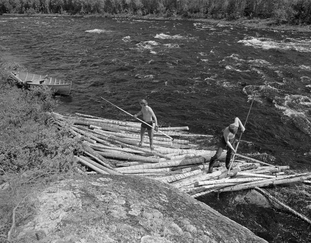 Sluttrensk i elva Stor-Grøna i Trysil, Hedmark. Fløtere i arbeid med å løsne tømmer som har bygd seg opp til en tømmerhaug langs elvebredden.