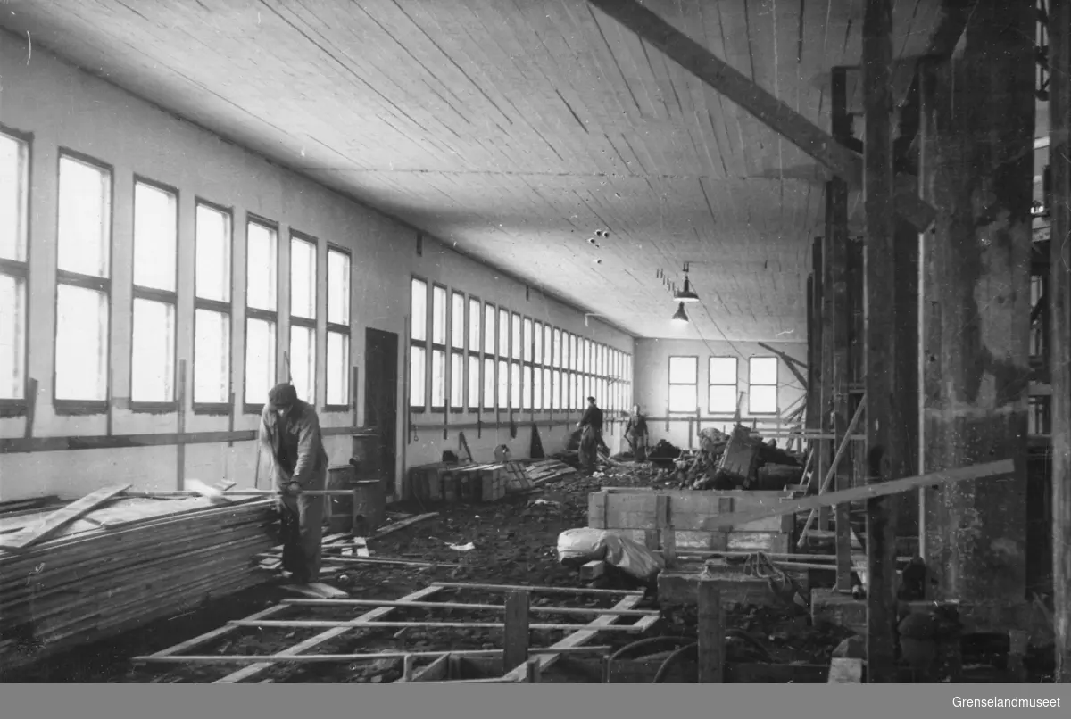 Gjenoppbygging av Sydvarangers verksted i Kirkenes, 3. mars 1948. På bildet ser vi sidebygget.