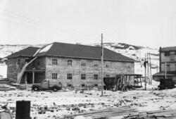 Råbygget til Sydvarangers gruvekontor i Bjørnevatn står ferd