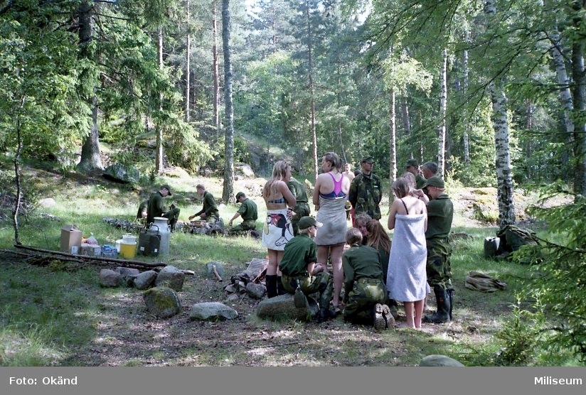 Praktikanter vid lägereld efter bad. Ing 2. Från vänster: I baddräkt Anna Gunlycke, Frida Eiman, Agneta Sandberg.