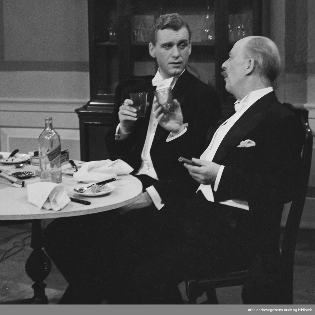 Fjernsynsteatrets oppsetting av stykket Det er fra politiet av J. B. Priestley. Sverre Holm i rollen som Gerard Croft og Toralf Sandø som Arthur Birling. Sendt 10. November 1960