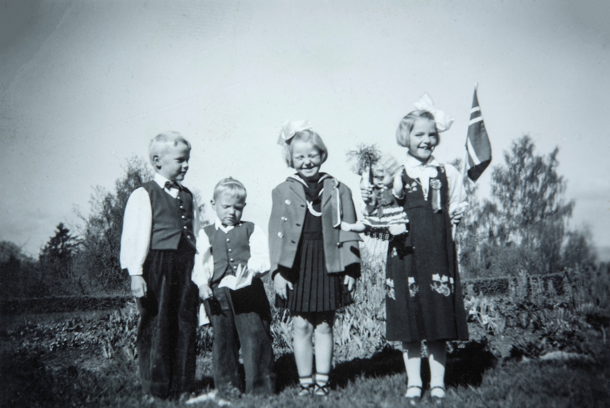 Gruppe 4 barn i finstasen på 17. mai. Festdrakt, bunad. Fra venstre, Gudbrand og Olav Gjestvang, Tove Bakken og Anne Gj. Bryhni.