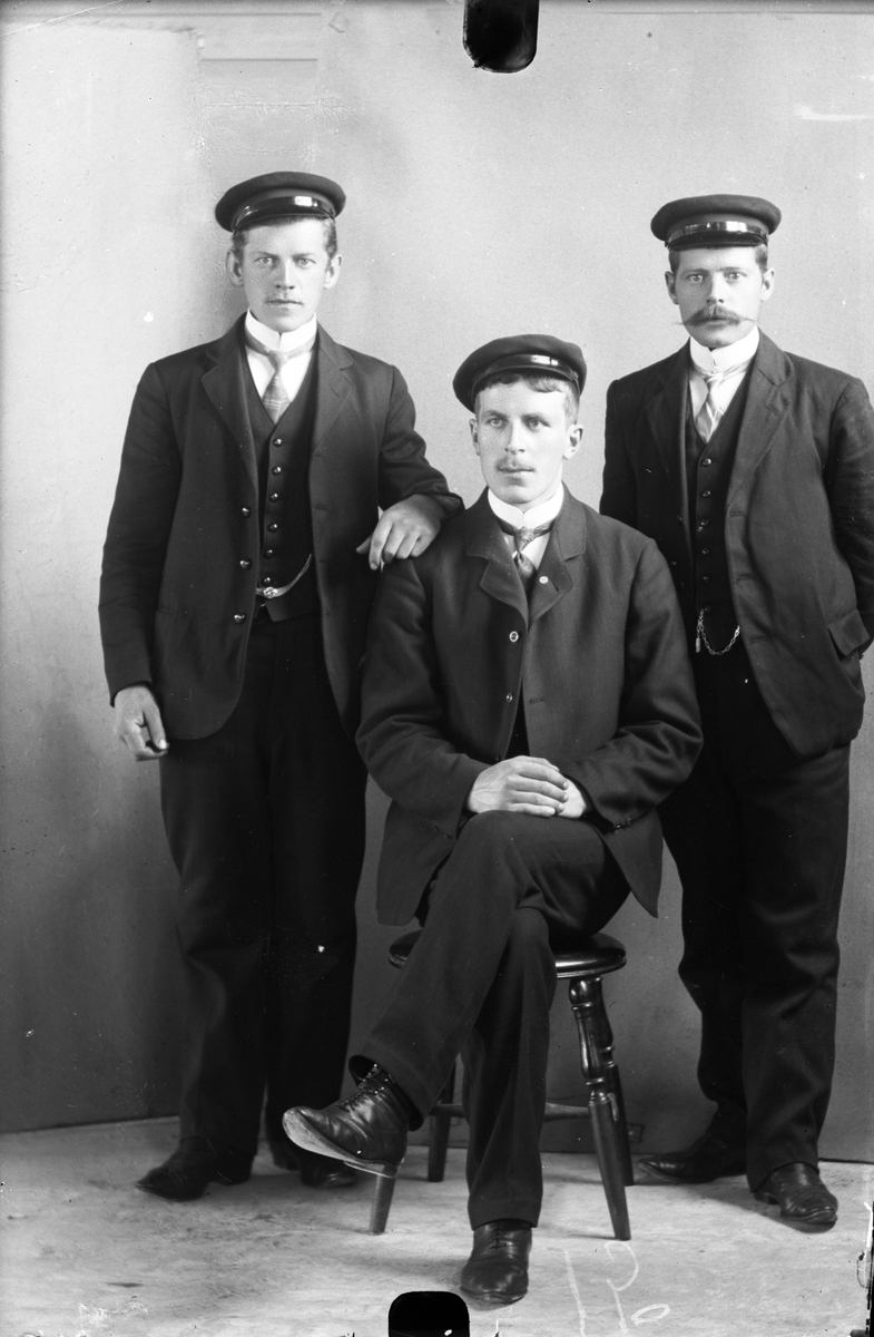Portrett av tre unge karer