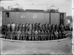 En gruppe jernbanearbeidere fotografert i en svingskive fora