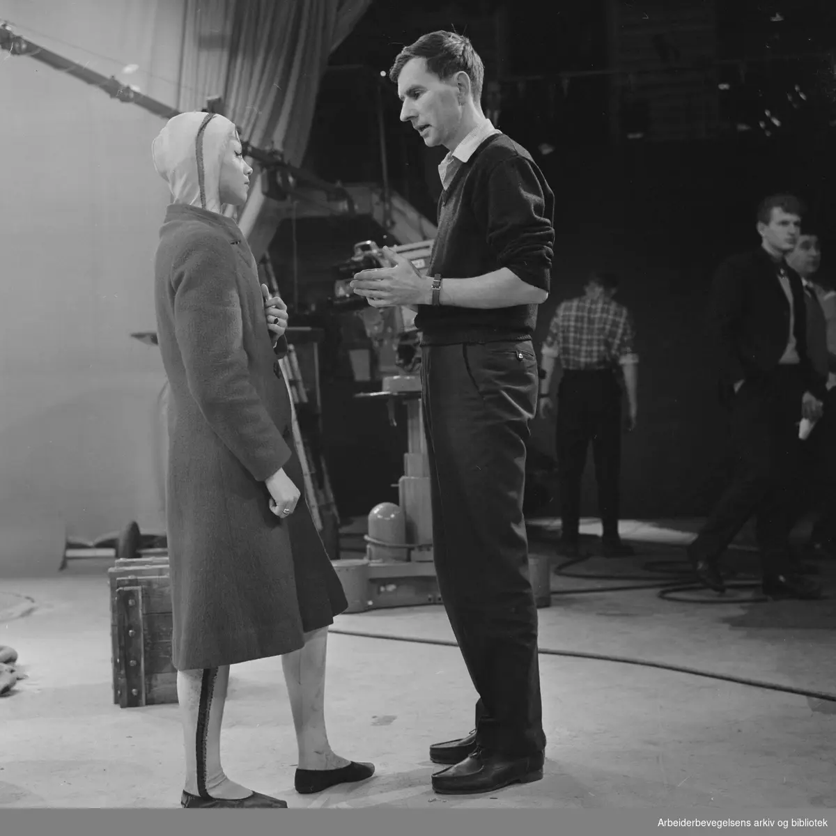 Prøver på William Shakespeares' Stormen for Fjernsynsteatret. Barthold Halle instruerer Wenche Thorsby i rollen som Ariel. Januar 1964
