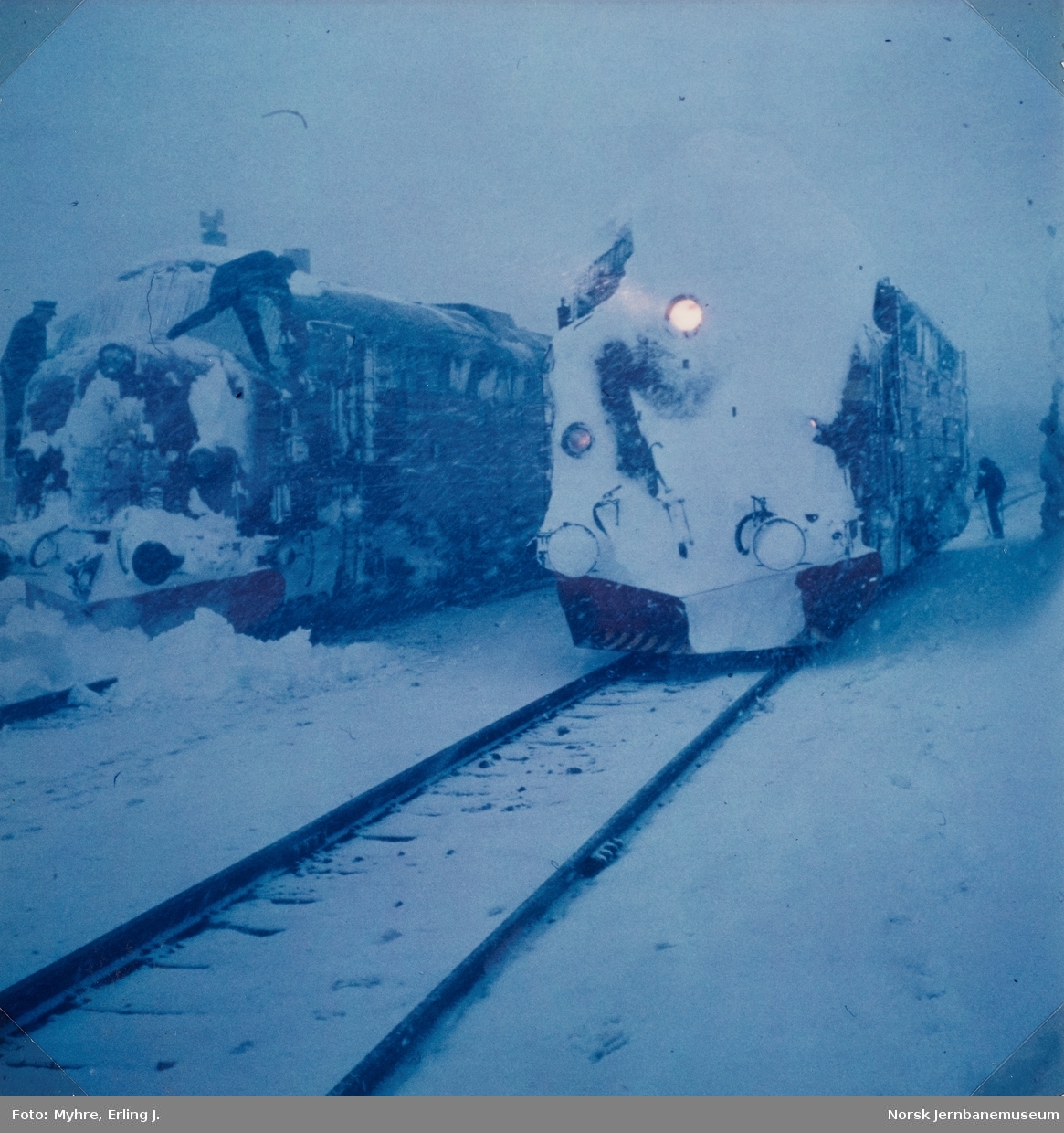 Lokomotivene type Di 3 i dagtoget fra Bodø til Trondheim, tog 452, etter ankomst Mo i Rana. Til venstre forspannlokomotivet, til høyre ekstra forspannlokomotivet som er koblet fra toget