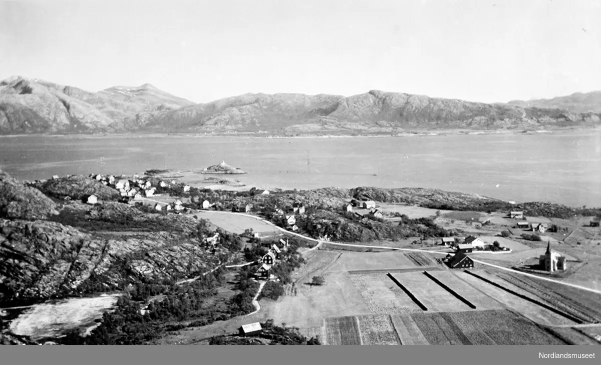 Lødingen, prestegården og bebyggelsen tatt fra fjellet. Tjeldøy ...