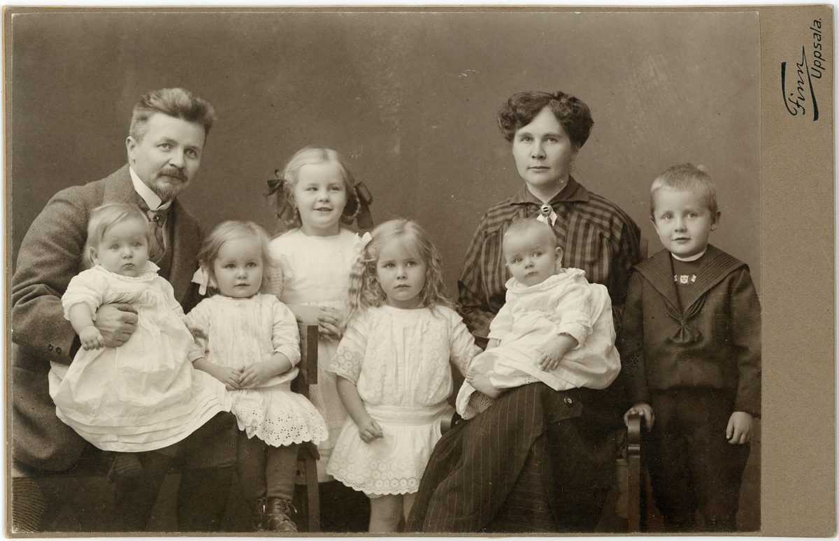 Kabinettsfotografi - fotograf Emil Finn med sin familj, Uppsala