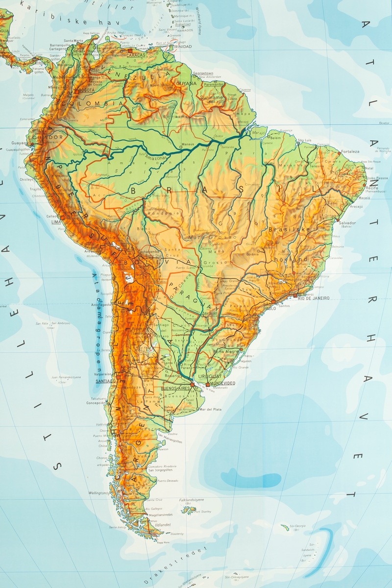 Skolekart, viser Sør-Amerika. Montert på to rundstokker.