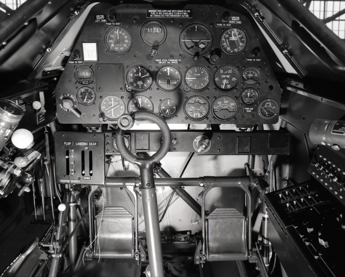 Cockpit North American T-6 Harvard. - Forsvarets museer / DigitaltMuseum