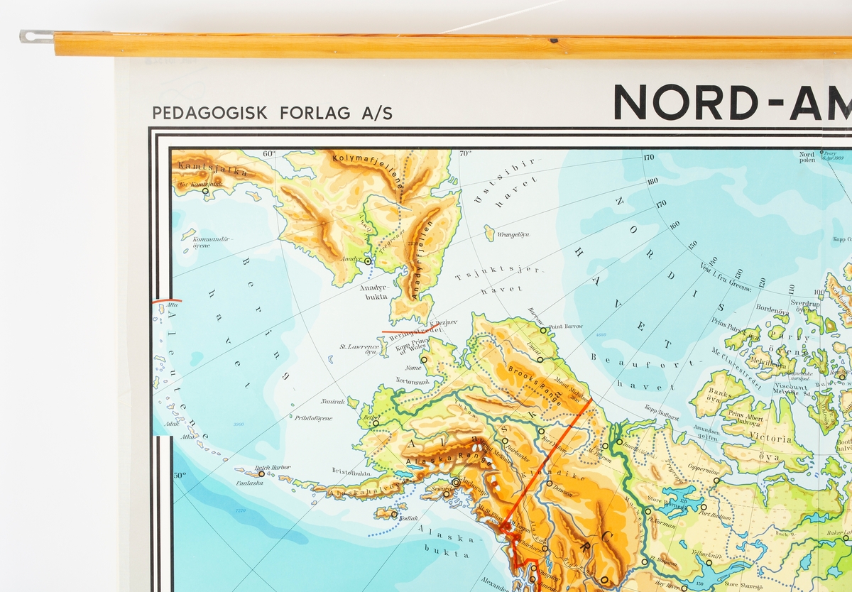 Skolekart, viser Nord-Amerika. Montert på to rundstokker.