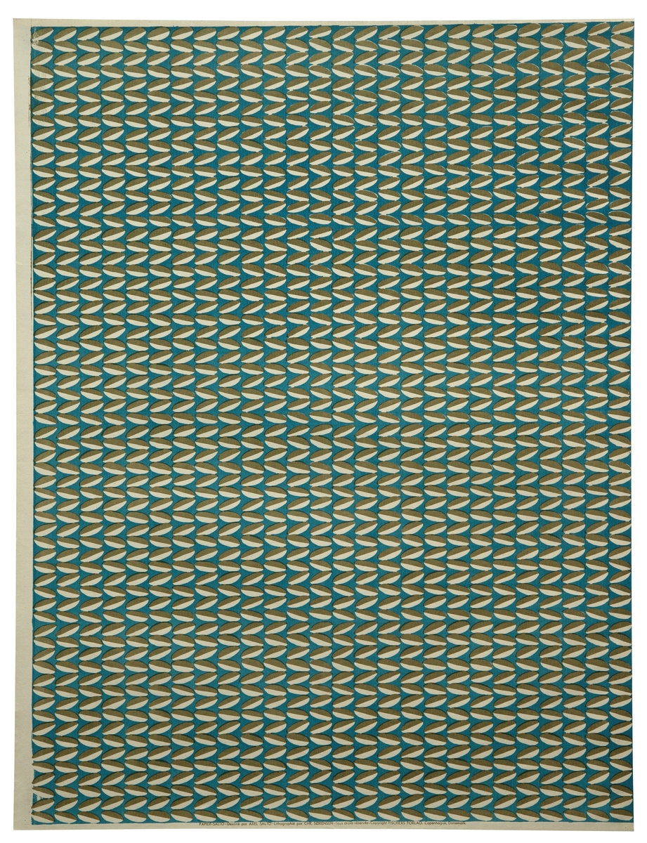 To identiske eksemplarer av rektangulært dekorativt papir med mønsteret "Kornax", hvorav den ene er en dublett. Forsiden er dekorert med et repeterende mønster av skråstilte ovaler - vekslende mellom kremfarget og olivengrønne partier - på turkisfarget bunn. Mønsteret skal forestille stiliserte kornaks.