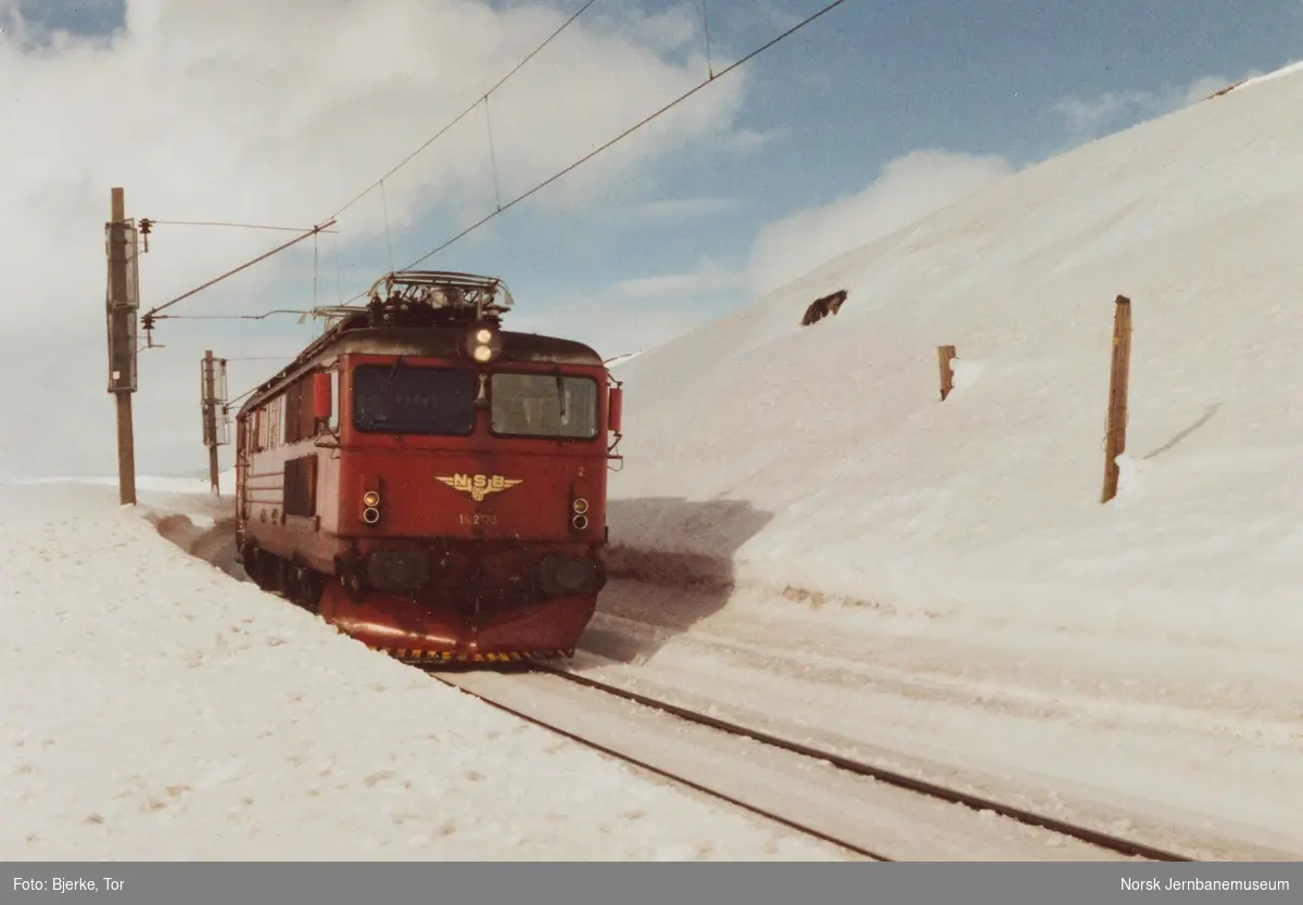 Elektrisk lokomotiv El 14 med dagtoget fra Bergen til Oslo, tog 602, like vest for Finse stasjon
