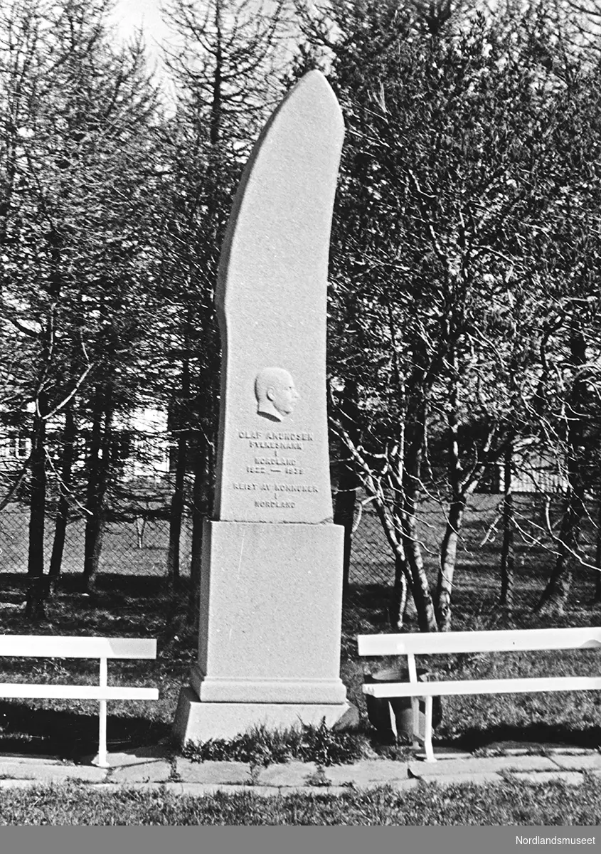 Fylkesmann Olaf Amundsens minnestøtte på Snippen.