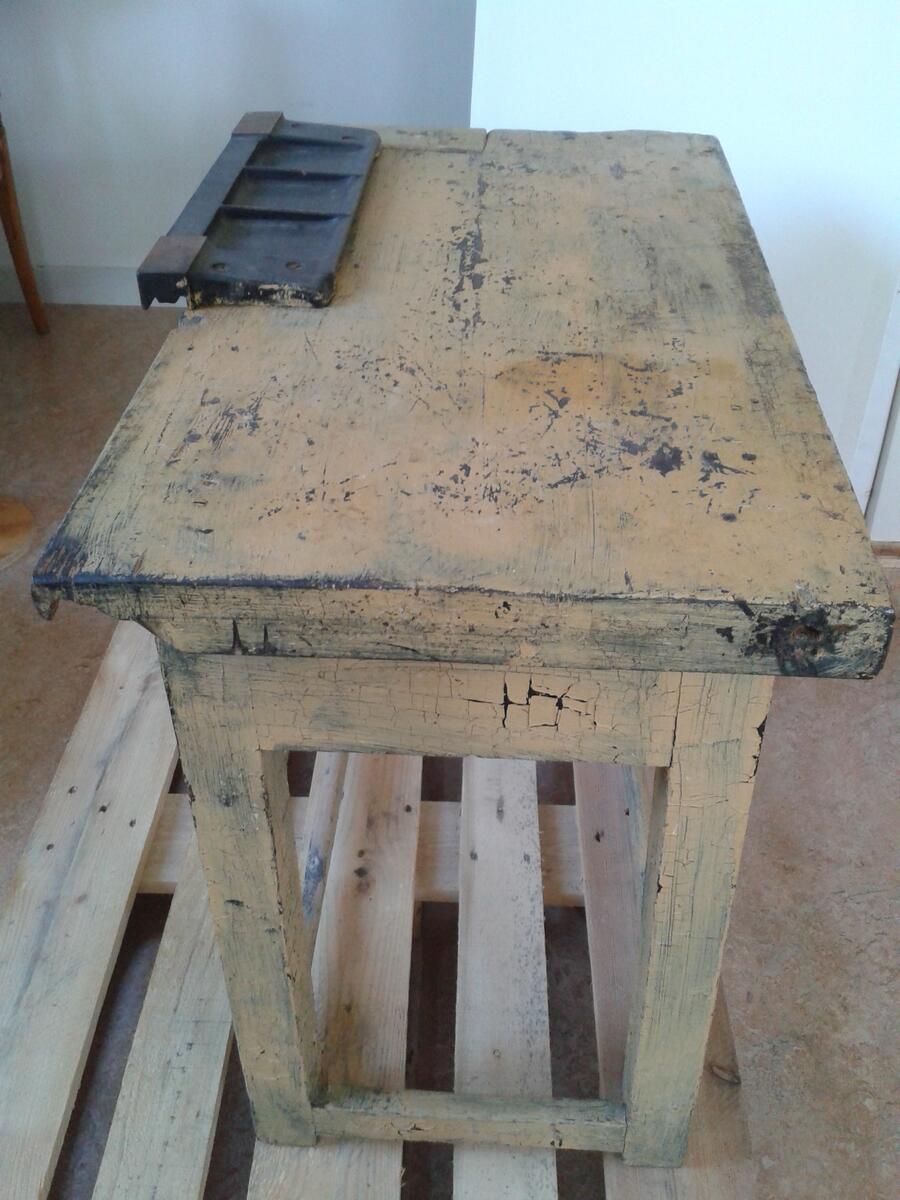 Arbetsbordet användes för Husqvarna stickmaskin "Fama" som användes för att tillverka strumpor och andra stickade plagg för svenska soldater under andra världskriget. Arbetsbordet har en låda där olika små verktyg och garn och annat tillbehör förvarades i små kartonger.