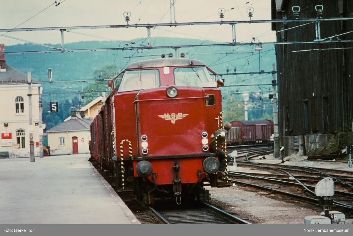 Diesellokomotiv Di 2 i skiftetjeneste på Hønefoss stasjon