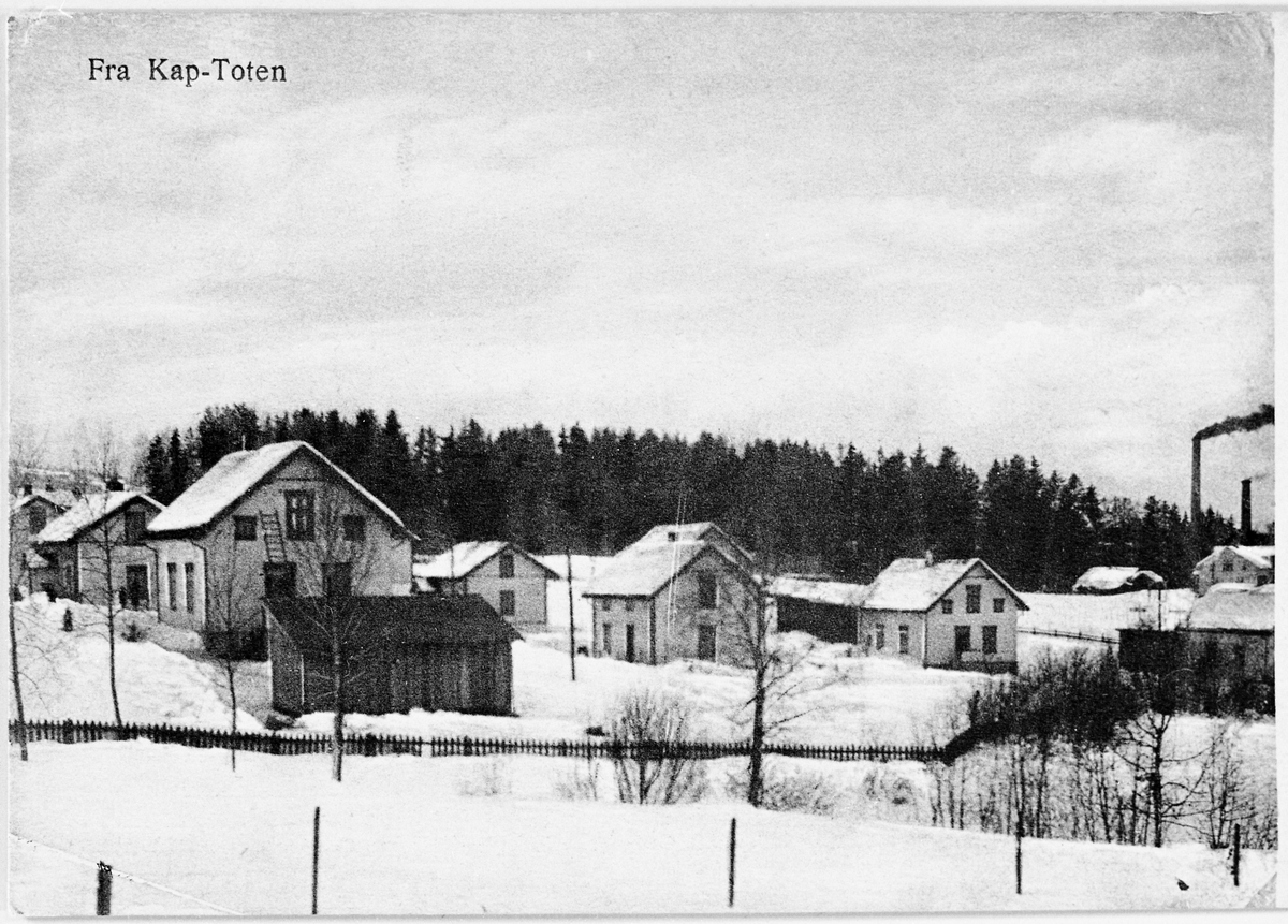 Bolighus (arbeiderboliger) i Smørvika/Kappvika på Kapp mellom 1910 og 1920. Mjølkefabrikken i bakgrunnen til høyre.