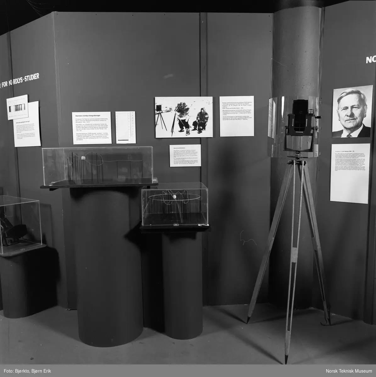 Til høyre på bildet et nordlys-kamera konstruert av professor Ole Krogness i 1913 : til venstre Carl Strømers modeller for partikkelbaner