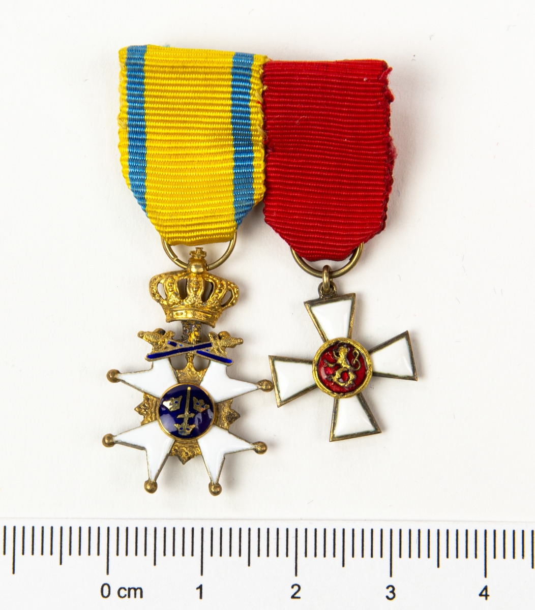 Kungliga Svärdsorden och Finlands Leions orden R1, miniatyr, monterade på släpspänne.