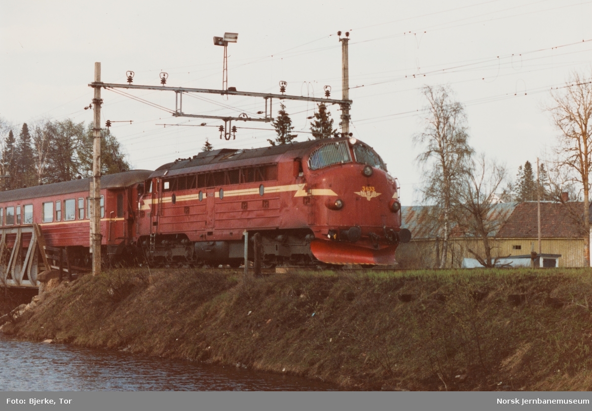 Diesellokomotiv Di 3 633 med persontog til Fagernes, tog 283, på Eina stasjon