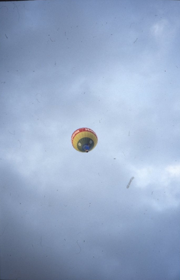 En luftballong mot en molnig himmel.