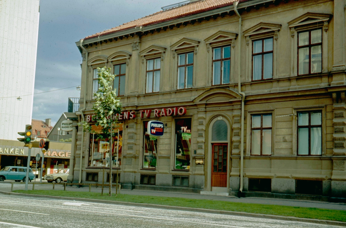 Berggrens Tv Radio affär ett hus utmed Kungsgatan i kvarteret Kämpen i Jönköping, 1970-talet.