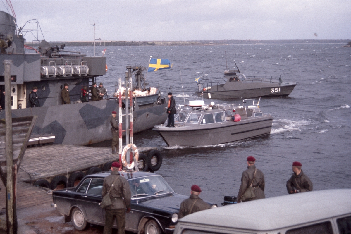 Bilden visar landstigningen av svenska och ryska sjöofficerare samt deras bevakning av svenska soldater.