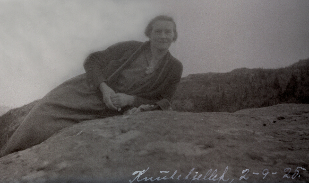 Gunhild Hansdotter Torstveit (seinare gift Grosvold) på Knutefjellet 2.6.1925