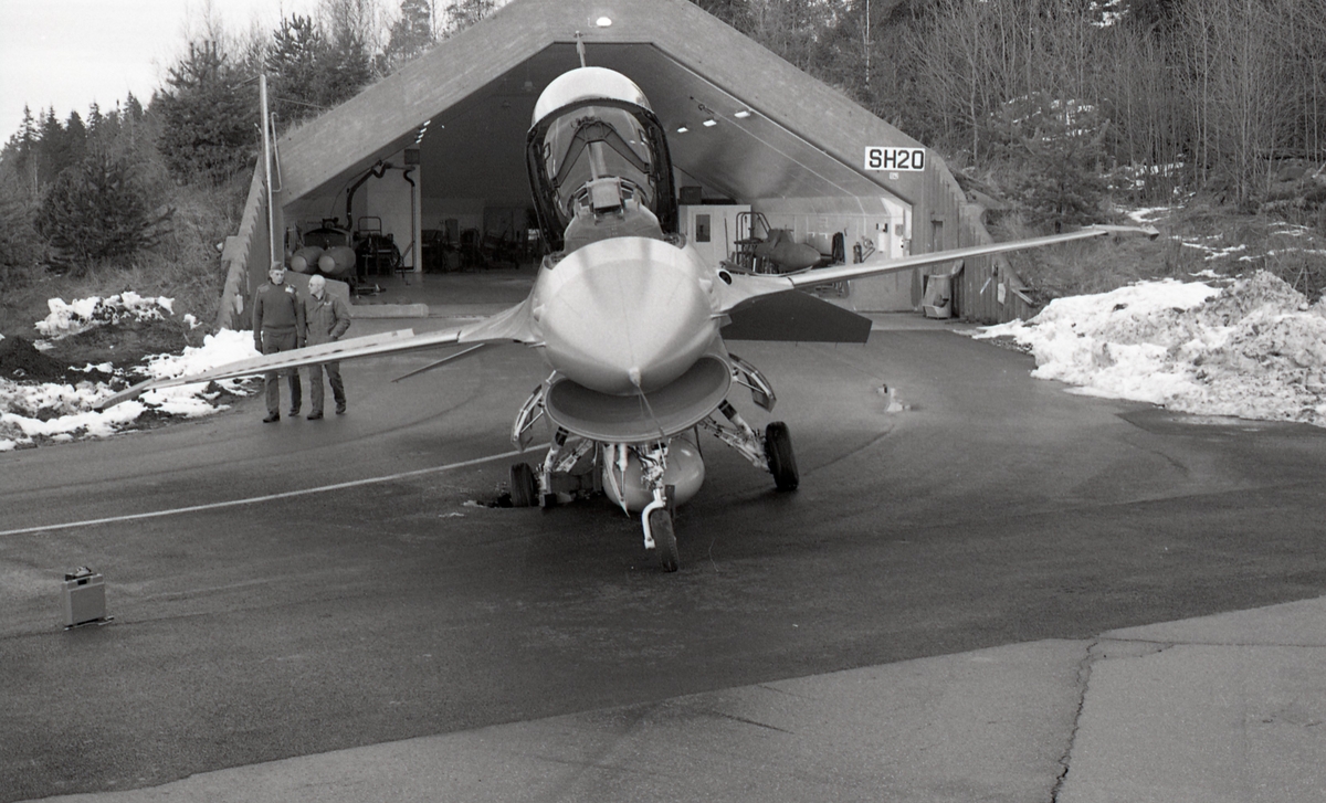 F-16B 302, med hovedhjul i hull i asfalt.