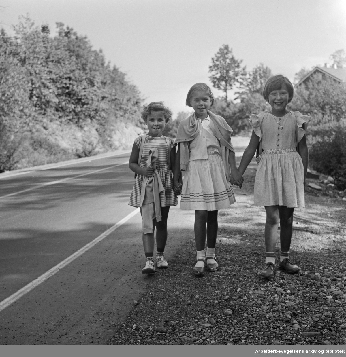 På vei til første skoledag på Holmen skole i Asker. 17. august 1959. Fra venstre: May Bente Navestad, Ingri Kollerød og Tove Irene Jensen