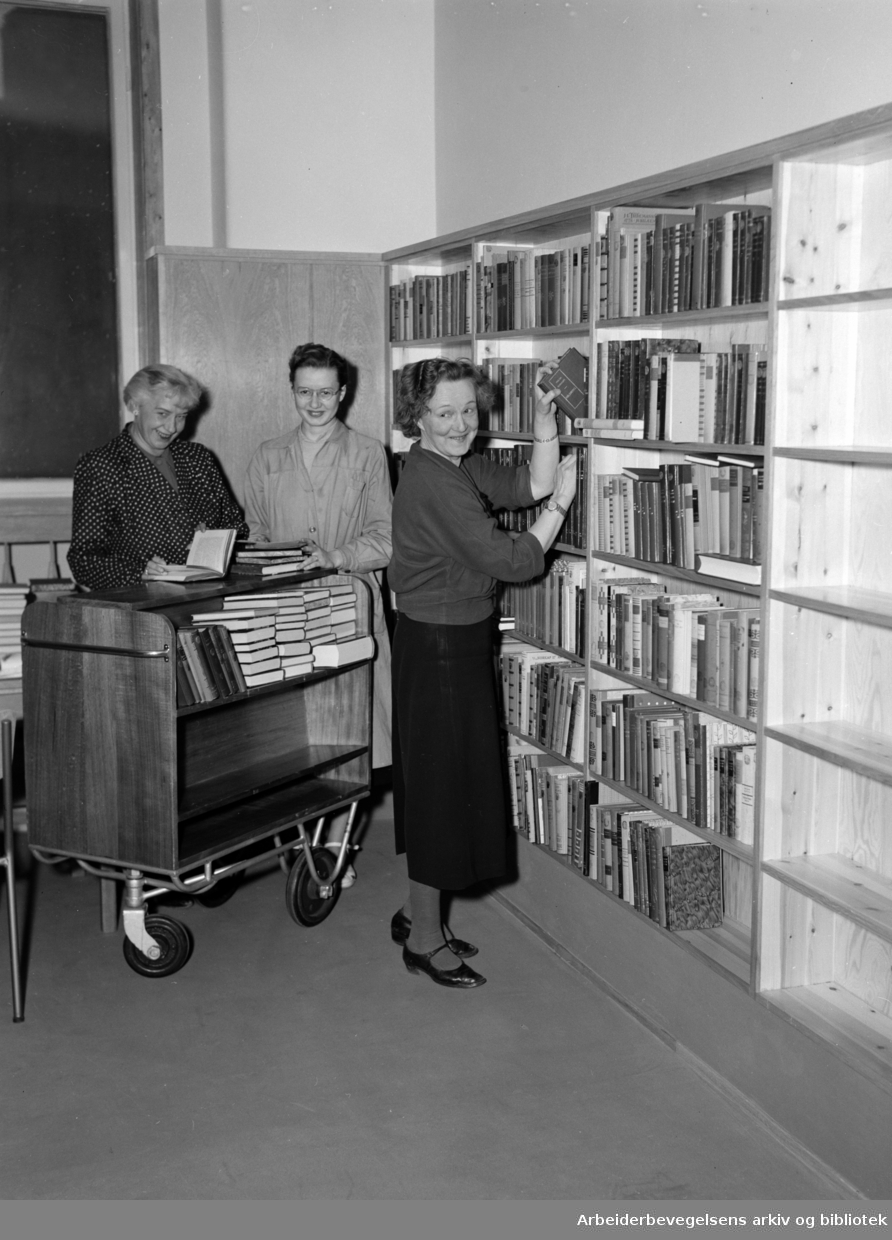 Deichmanske Biblioteks' filial i Bogstadveien. Oktober 1954.